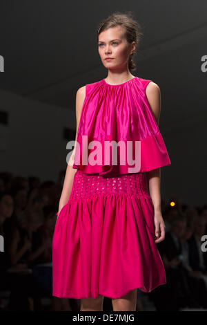 Londra, Regno Unito. 13 settembre 2013. Un modello di passeggiate la pista al Bora Aksu visualizza durante la London Fashion Week at Somerset House. Foto: CatwalkFashion/Alamy Live News Foto Stock