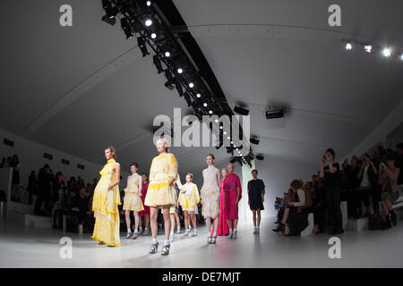 Londra, Regno Unito. 13 settembre 2013. Un modello di passeggiate la pista al Bora Aksu visualizza durante la London Fashion Week at Somerset House. Foto: CatwalkFashion/Alamy Live News Foto Stock