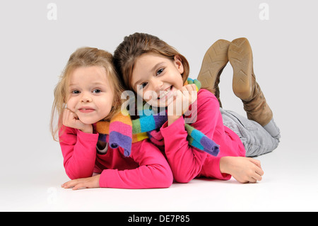 Le giovani ragazze in posa isolato Foto Stock