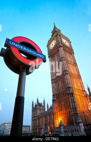 Il Big Ben e il logo della metropolitana di Londra, Regno Unito. Foto Stock