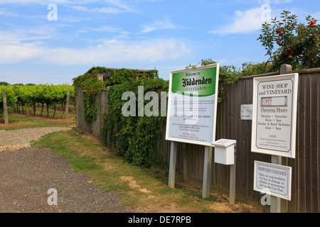 Segnali in ingresso al Biddenden vigneti nel Kent, Inghilterra, Regno Unito, Gran Bretagna Foto Stock