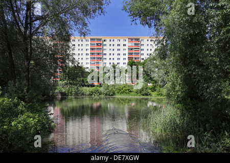 Berlino, Germania, costruzioni prefabbricate e Springpfuhl su Helene Weigel-Platz Foto Stock
