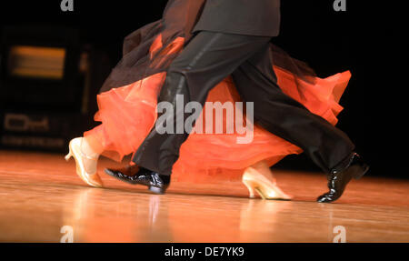 Una coppia di ballo danze sul palco della cultura e il centro congressi di Gera, Germania, 07 settembre 2013. Durante la fiera Europea del campionato di danza, 43 coppie di 13 paesi si contendono le medaglie. Foto: BODO SCHACKOW Foto Stock