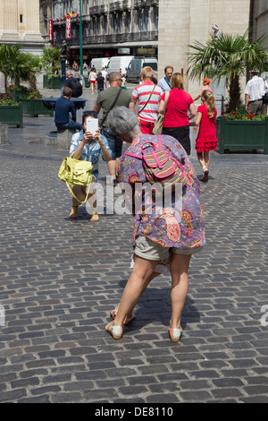 Prendere foto con tablet Foto Stock