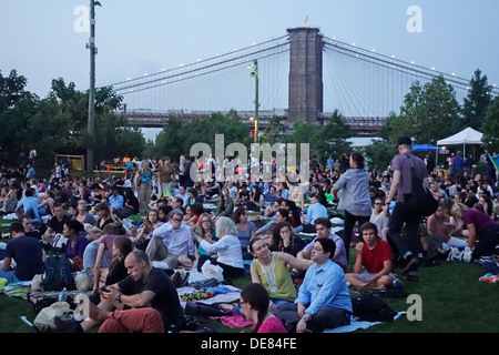 Film all'aperto nel ponte di Brooklyn Park Foto Stock