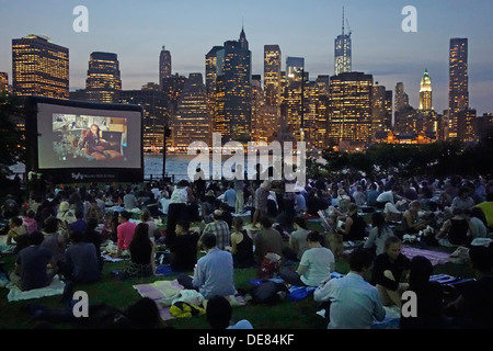 Film all'aperto nel ponte di Brooklyn Park Foto Stock