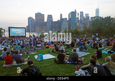 Film all'aperto nel ponte di Brooklyn Park Foto Stock