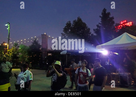 Film all'aperto nel ponte di Brooklyn Park Foto Stock