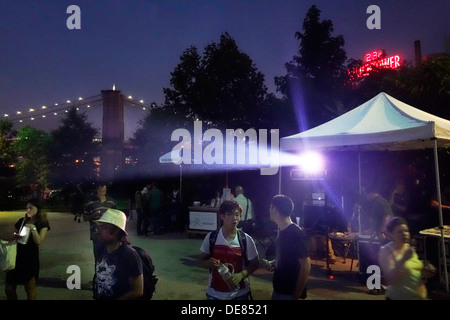 Film all'aperto nel ponte di Brooklyn Park Foto Stock