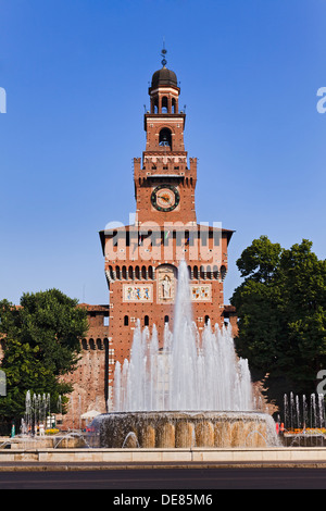 Italia Milano Castello Sforzesco ingresso principale Porta e torre campanaria vista verticale giornata soleggiata con fontana nella parte anteriore Foto Stock