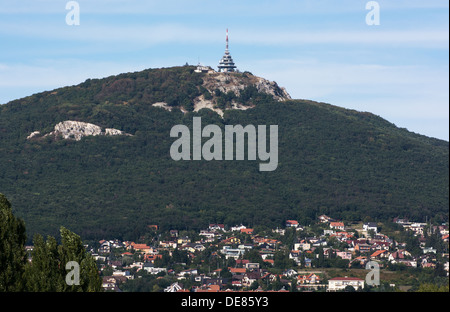 Il trasmettitore sulla collina Zobor sopra la città di Nitra, Repubblica slovacca. Foto Stock