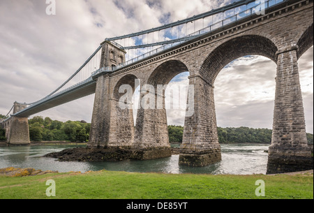 La sospensione di Menai Bridge oltre il Menai Strait in Gwynedd Galles del Nord. Foto Stock