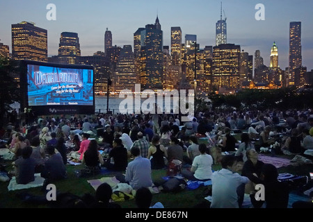 Film all'aperto nel ponte di Brooklyn Park Foto Stock