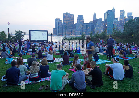 Film all'aperto nel ponte di Brooklyn Park Foto Stock