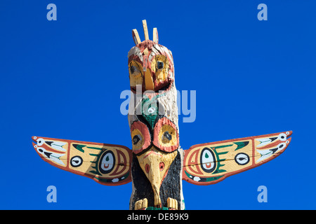 Replica red Indian Totem Pole che indica American eagles, Colorado, STATI UNITI D'AMERICA Foto Stock