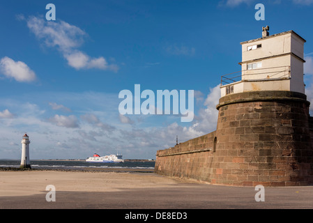 Traghetto Stena Mersey passa Fort Pesce persico Rock a New Brighton. Foto Stock