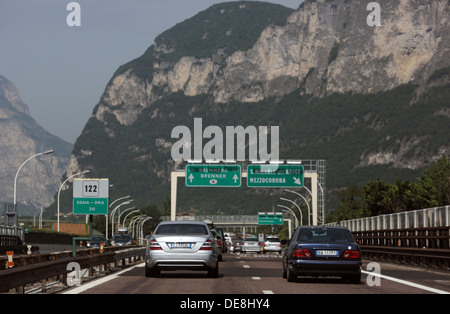 Mezzo Corona, in Italia, in auto sull'autostrada A22 Foto Stock