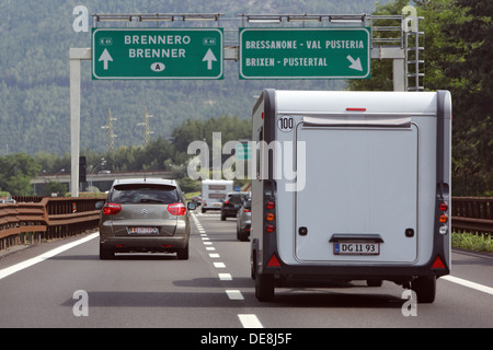 Bressanone, Italia, le vetture sulla autostrada A22 Foto Stock