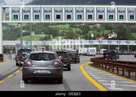 Vipiteno, Italia, auto al casello autostradale Foto Stock