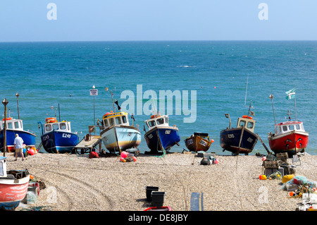 Barche di pescatori sulla spiaggia di birra, Devon. Foto Stock