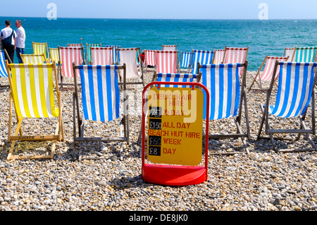 Sedie a sdraio e noleggio di segno sulla spiaggia di birra, Devon, Inghilterra Foto Stock