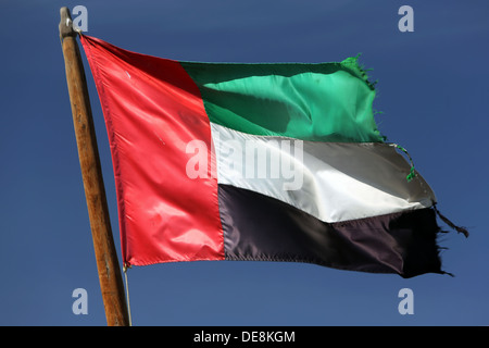 Dubai, Emirati arabi uniti, bandiera nazionale sventolare nel vento Foto Stock