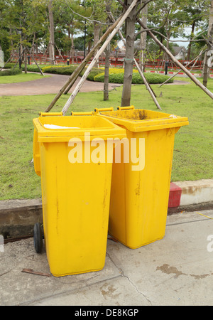 Cestino nel parco Foto Stock