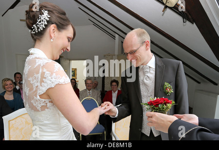 Buckow, Germania, lo sposo mette la sua sposa alla cerimonia civile l'anello sul Foto Stock