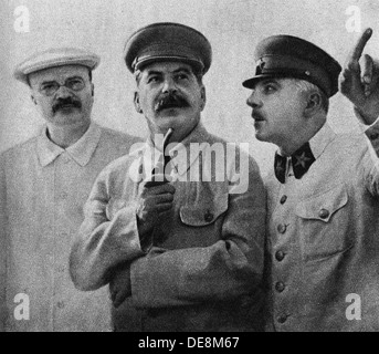 Vyacheslav Molotov, Joseph Stalin e Kliment Voroshilov è sull'aerodromo centrale, Giugno 25, 1937, 1937. Foto Stock