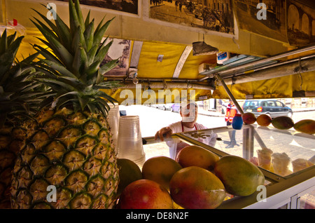 Venditore ambulante di vendita frutta fresca dal suo cellulare stallo in Queretaro in Messico Foto Stock