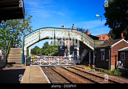 Una vista del passaggio a livello porte passeggero e ponte di Brundall stazione ferroviaria, Norfolk, Inghilterra, Regno Unito. Foto Stock