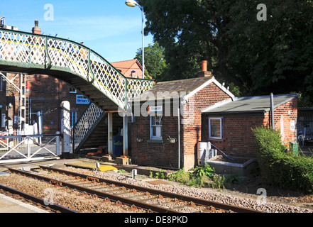 Il passaggio a livello custodi edificio a Brundall stazione ferroviaria, Norfolk, Inghilterra, Regno Unito. Foto Stock