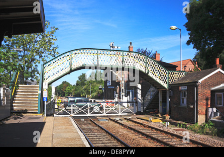 Procedimento per auto su aprire il passaggio a livello gate a stazione di Brundall, Norfolk, Inghilterra, Regno Unito. Foto Stock