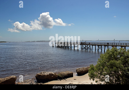 La vista da Southport, NC guardando attraverso la bocca del Cape Fear River verso la testa calva isola. Foto Stock