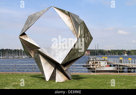 Berlino, Germania, scultura oscillare da Volkmar Haase all'Ronnebypromenade Foto Stock