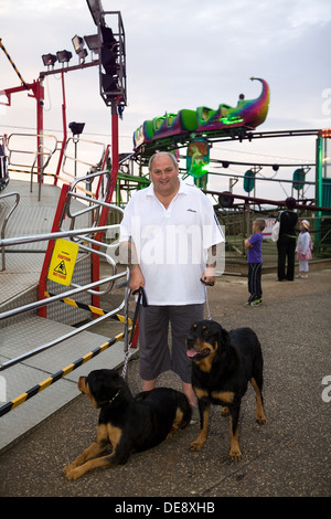 Hunstanton, Regno Unito, uomo con due Rottweiler presso la fiera Foto Stock