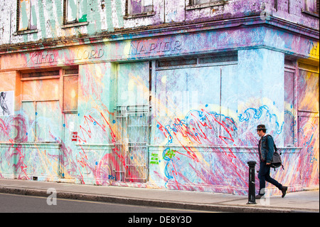 Isola di pesce , Hackney Wick , graffiti street arte urbana murale , dipinto su pub il Signore Napier , Bianco Post Lane chiuso 1995 uomo Foto Stock