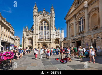 Una folla di gente che di fronte all'Abbazia di Bath e ingresso alla pompa Camere centro di Bath Somerset England Regno Unito GB EU Europe Foto Stock