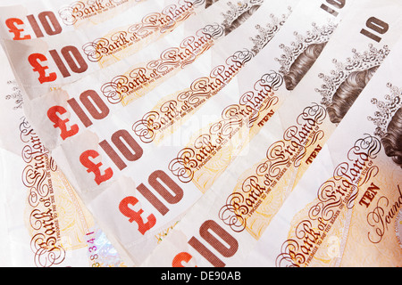 Close-up di una linea di dieci pound note. Foto Stock