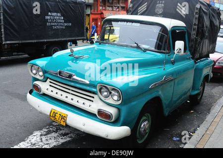 Chevrolet auto per il trasporto di merci in SAN ANTONIO di quartiere - CENTRO DI MEDELLIN .dipartimento di Antioquia. COLOMBIA Foto Stock