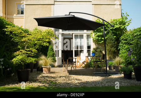 Proprietà rilasciato - giardino patio in estate nel Cotswolds, Gloucestershire, Inghilterra, Regno Unito. Foto Stock