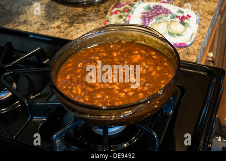 In casa fagioli cotti pronti per il forno. Stati Uniti d'America. Foto Stock