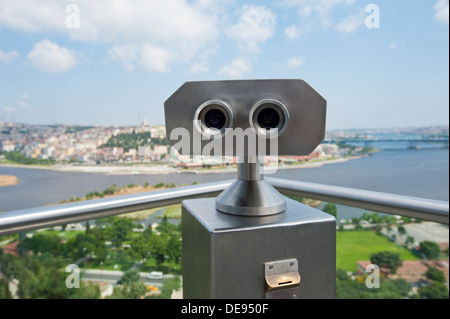 Coppia di binocolo su una antenna piattaforma di osservazione che si affaccia su Istanbul dal famoso Pierre Loti Cafe Foto Stock