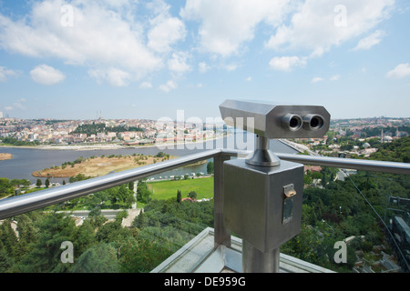 Coppia di binocolo su una antenna piattaforma di osservazione che si affaccia su Istanbul dal famoso Pierre Loti Cafe Foto Stock