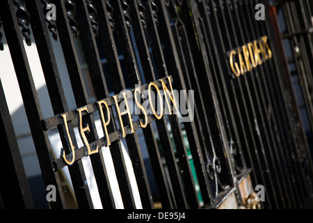 Cancelli di ferro all'ingresso Jephson Gardens, Royal Leamington Spa Warwickshire. Foto Stock