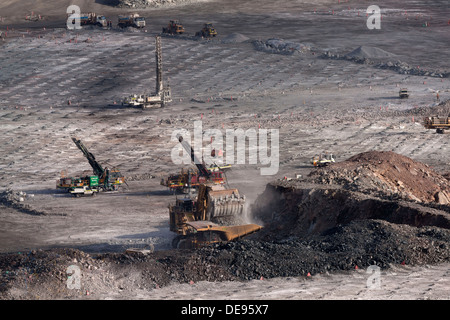 Komatsu PC8000 faccia la pala di caricamento il carrello scarico in open cut Super Pit miniera d'oro, Kalgoorlie Australia Occidentale Foto Stock