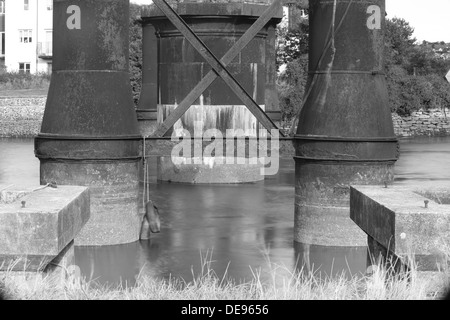 Rusty in disuso ponte oscillante Hooe Lago Plymouth Regno Unito sulla calma giorno Foto Stock