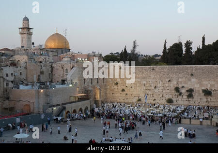 Gerusalemme, Israele. Xiii Sep, 2013. Adoratori ebrei in preghiera al Muro Occidentale o Kotel in Gerusalemme all'inizio del giorno dell'Espiazione, o Yom Kippur, il giorno più importante nel calendario ebraico il 13 settembre 2013. Il paese è entrato in una fase di stallo per 25 ore di lungo periodo senza aerei uscendo o entrando nel paese e le auto non sono ammesse per le strade come la maggioranza degli ebrei veloce. Yom Kippur, noto come il giorno dell'Espiazione è considerato uno dei più sacro e la maggior parte dei giorni solenni del calendario ebraico. Credito: Eddie Gerald/Alamy Live News Foto Stock