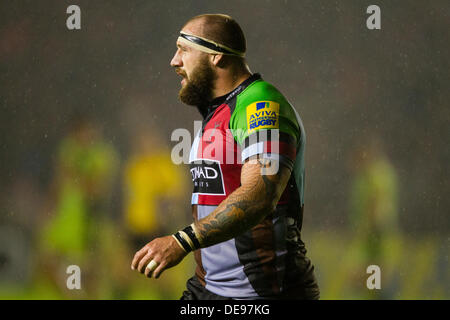 LONDON, Regno Unito - Venerdì 13 settembre 2013. Arlecchini' Joe Marler. Azione durante la Aviva Premiership partita giocata a Twickenham Stoop, Londra Credito: Graham Wilson/Alamy Live News Foto Stock