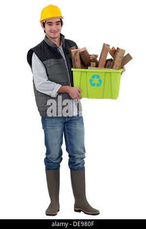 Uomo con scatola di legno per essere riciclata Foto Stock
